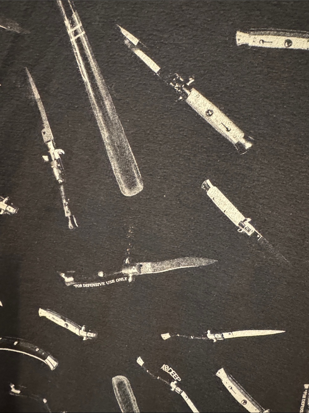10.Deep Black Short-Sleeve Tee with White Knife & Bat Pattern - Picture 4 of 5
